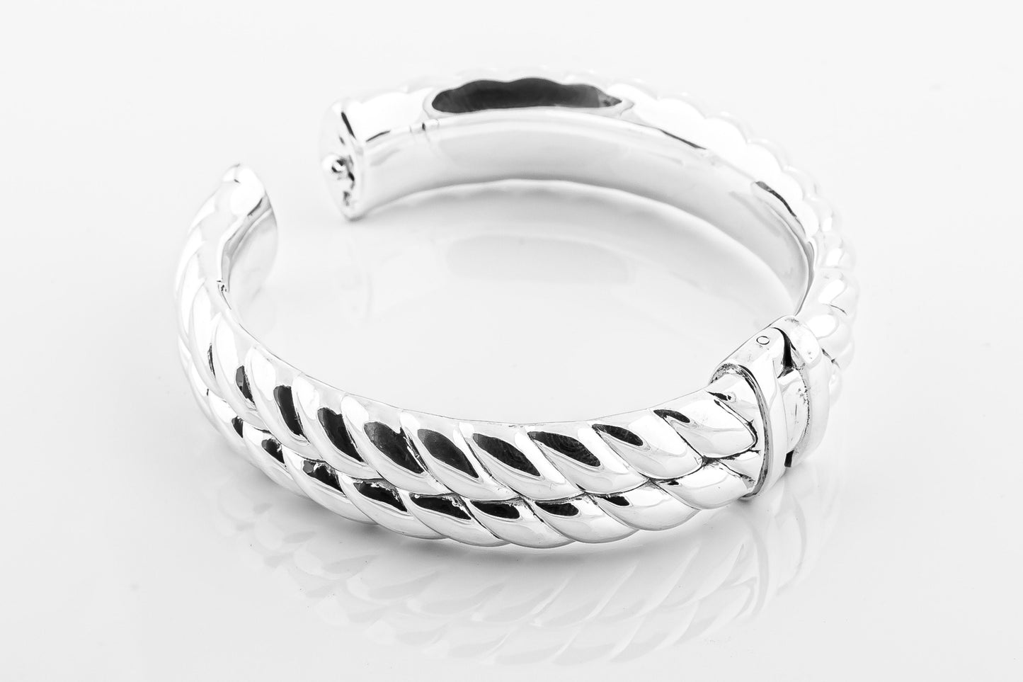 SS24 Twist Hinged Bangle