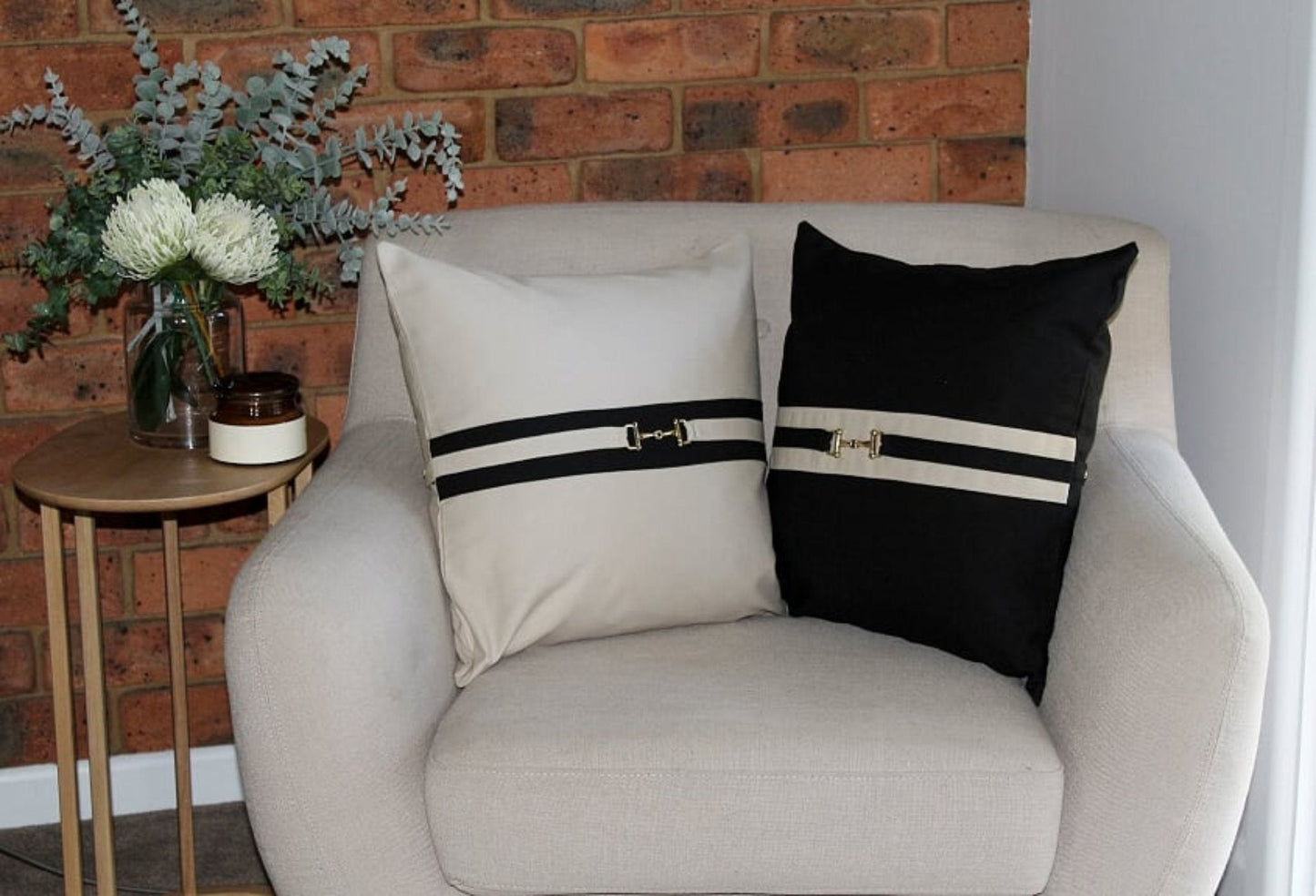 Snaffle Bit Cushion Black/Cream